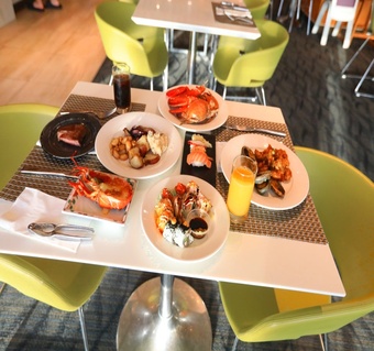 괌 롯데호텔 라세느 디너뷔페 완전 가이드: 투몬 비치 전망과 함께하는 프리미엄 식사 경험