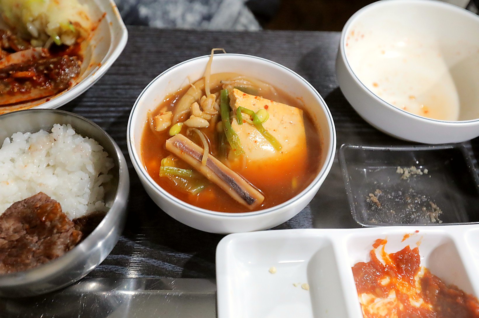 찌개와 밥이 함께 나오는 구성