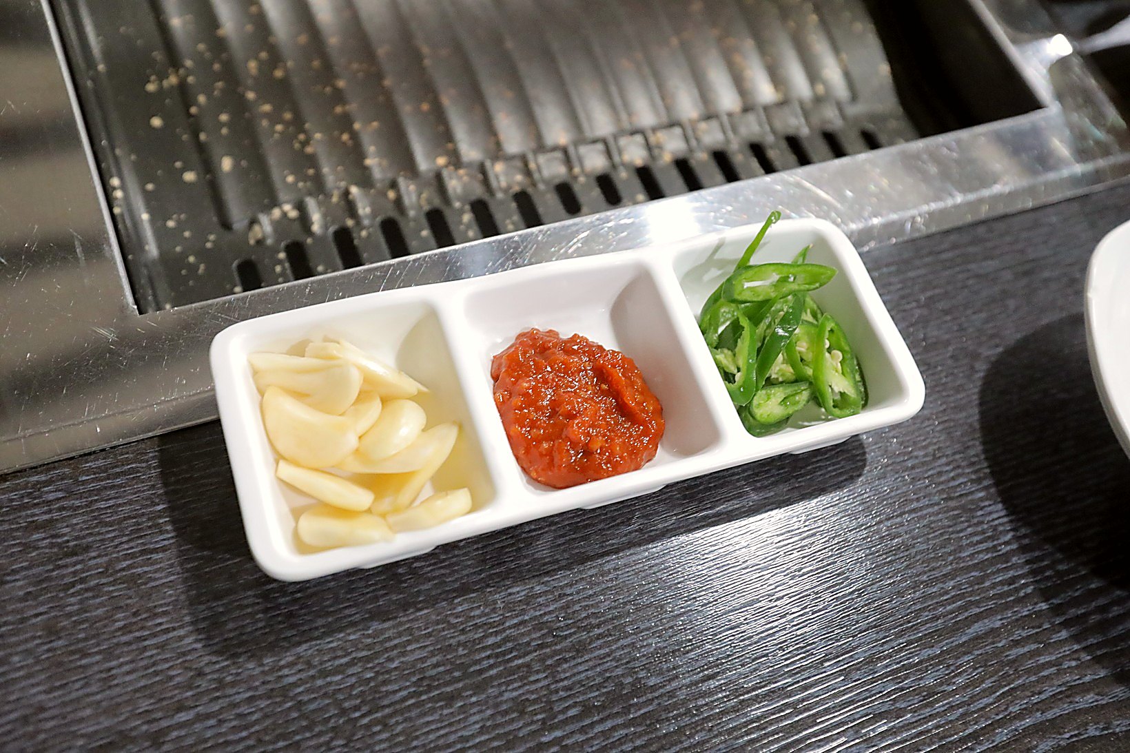 불판이 놓인 테이블