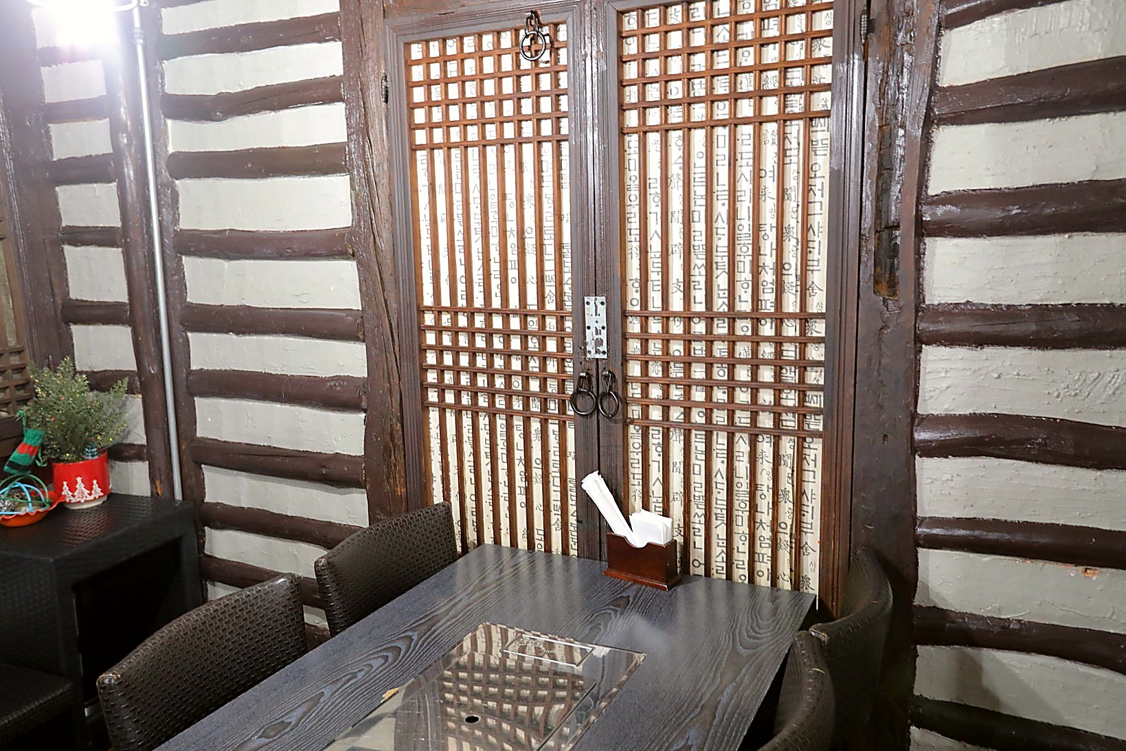 한옥 창살로 꾸민 실내