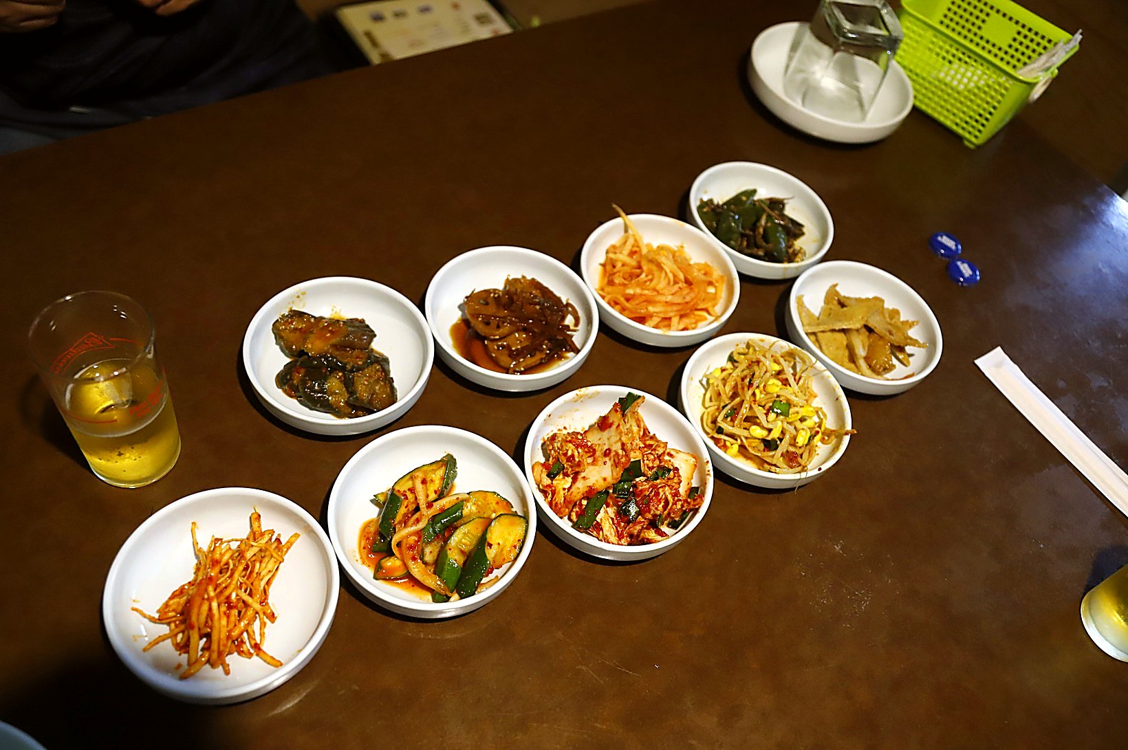 주문하면 밑반찬이 여러 접시 깔립니다