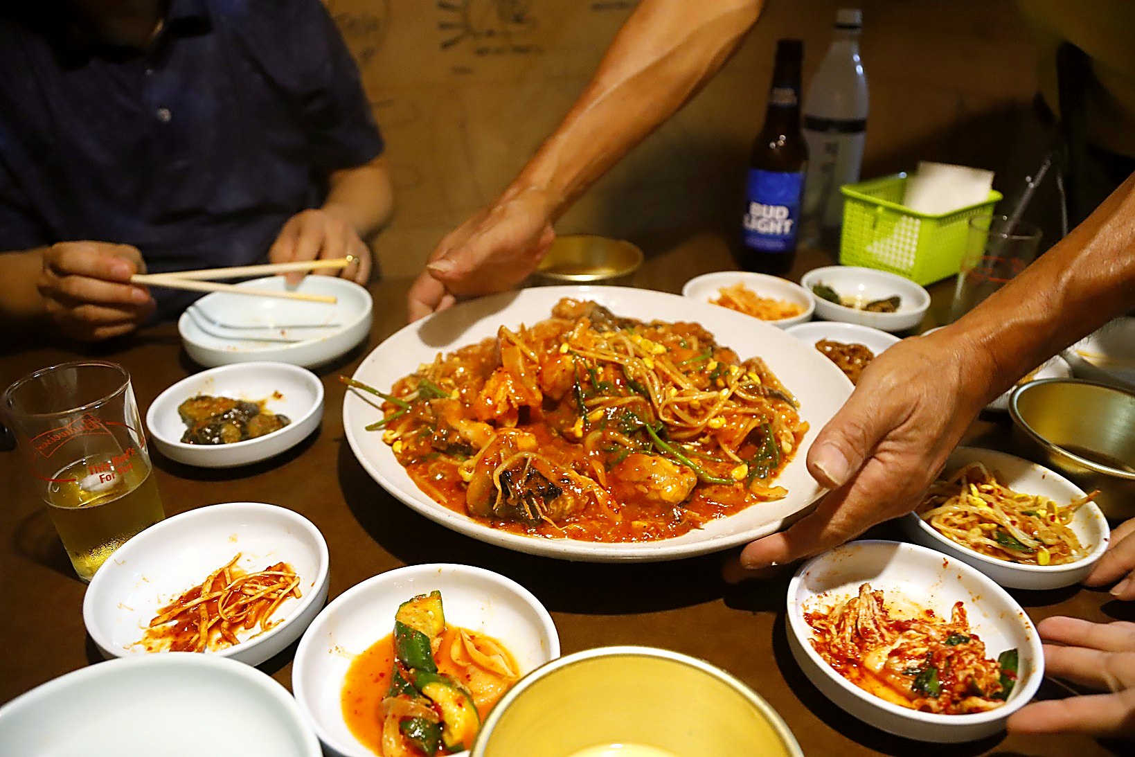 상 위에 놓인 막걸리와 반찬